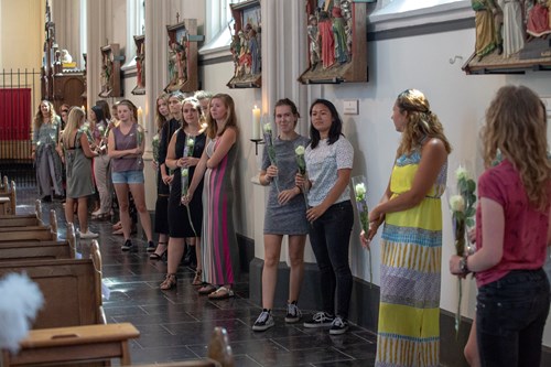 Studenten bij de feestelijke inwijding van de Kruiswegstaties